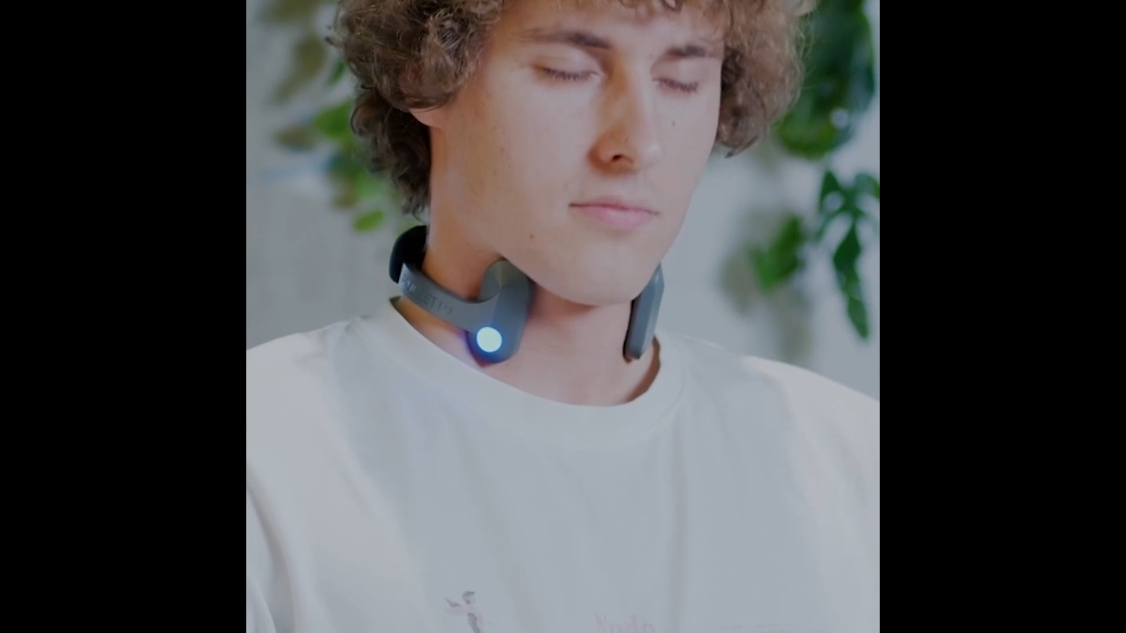Man wearing the Pulsetto device
